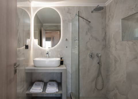 Μπάνιο με μάρμαρο και walk-in ντους — Amira House Συκιά