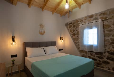 Υπνοδωμάτιο Amira House με διπλό κρεβάτι και πέτρινο τοίχο — Συκιά