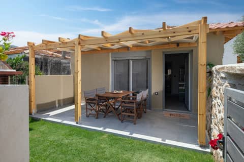 Είσοδος Amira House με πέργκολα και τραπέζι εξωτερικού χώρου