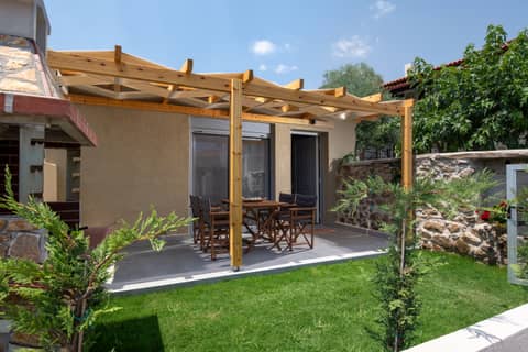 Εξωτερική όψη Amira House με ξύλινη πέργκολα και ιδιωτικό κήπο στη Συκιά Σιθωνίας