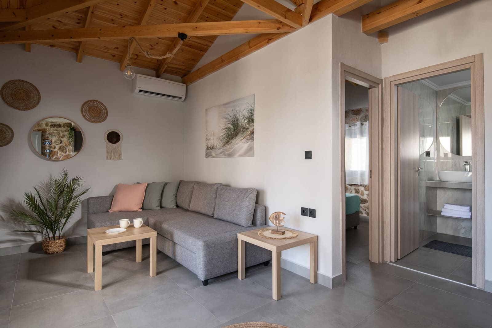 Σαλόνι με καναπέ και air-condition στο Amira House, ιδανικό για remote work στη Σιθωνία