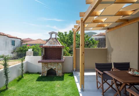 Ιδιωτικός κήπος με πέτρινο BBQ — Amira House Σιθωνία